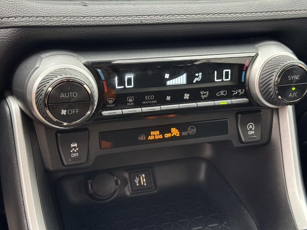 2025 Toyota RAV4 XLE - Photo 35
