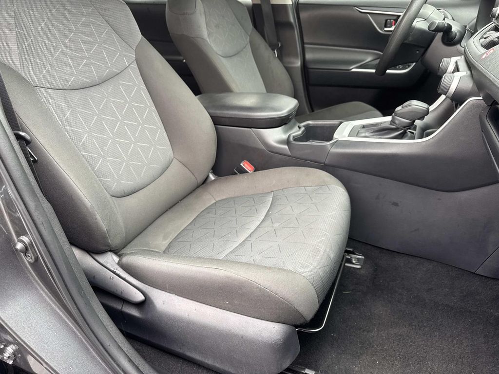 2025 Toyota RAV4 XLE - Photo 24