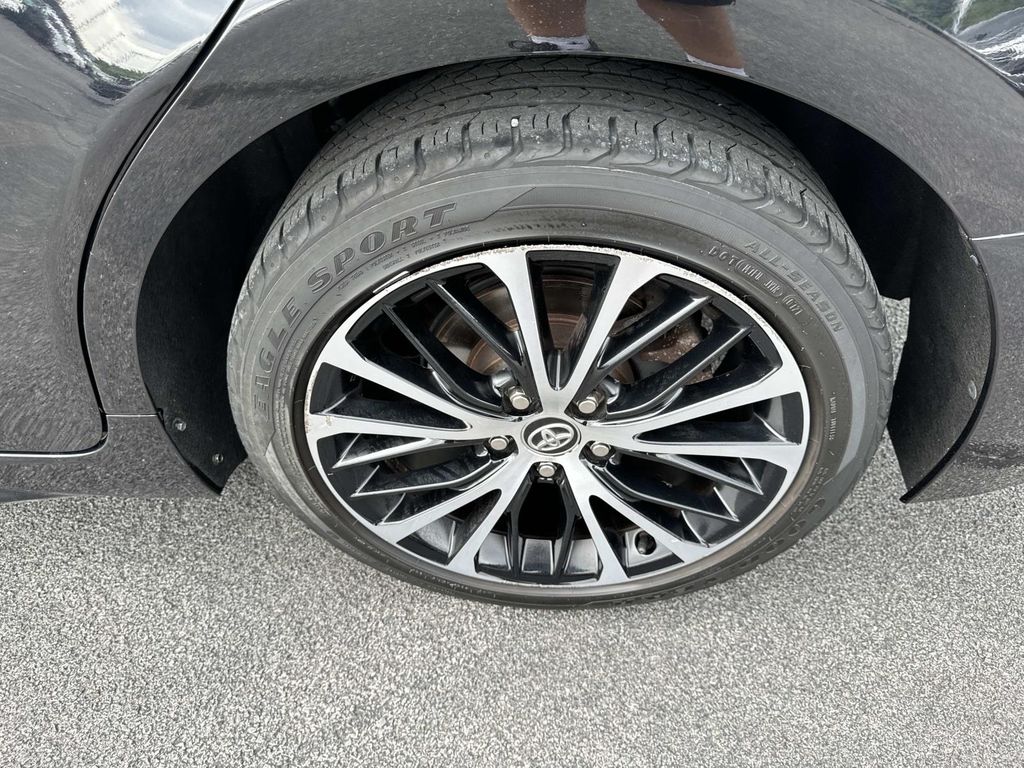 2020 Toyota Camry SE - Photo 11