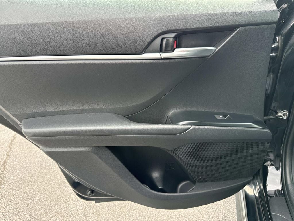 2020 Toyota Camry SE - Photo 18
