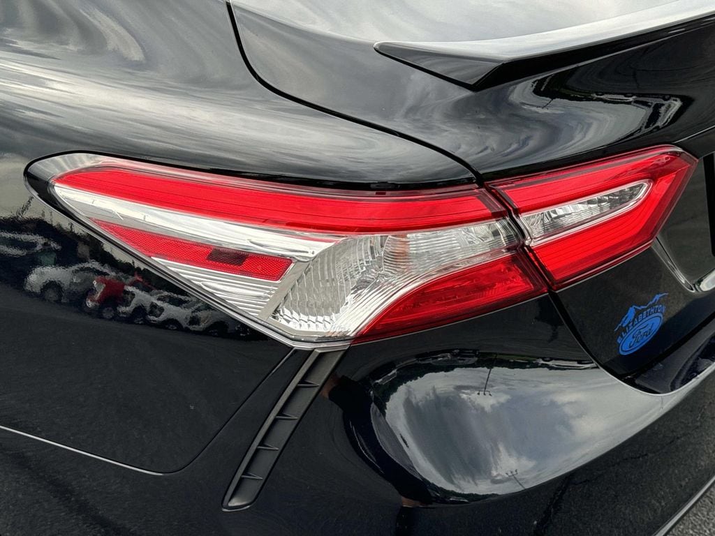 2020 Toyota Camry SE - Photo 10