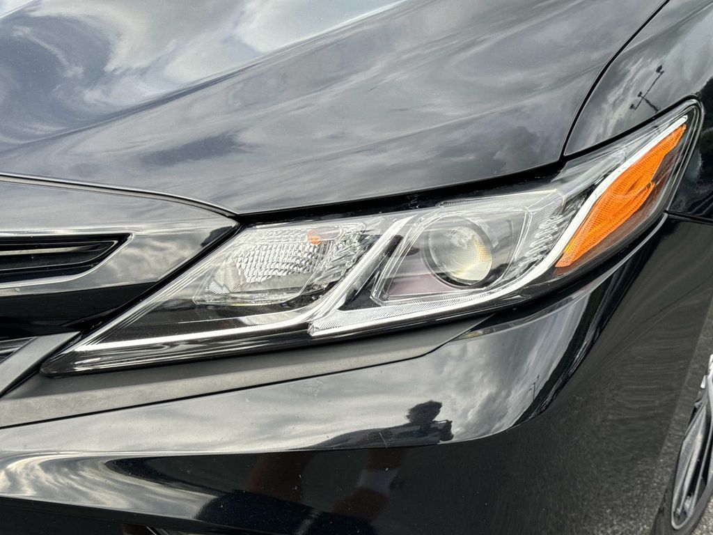 2020 Toyota Camry SE - Photo 9