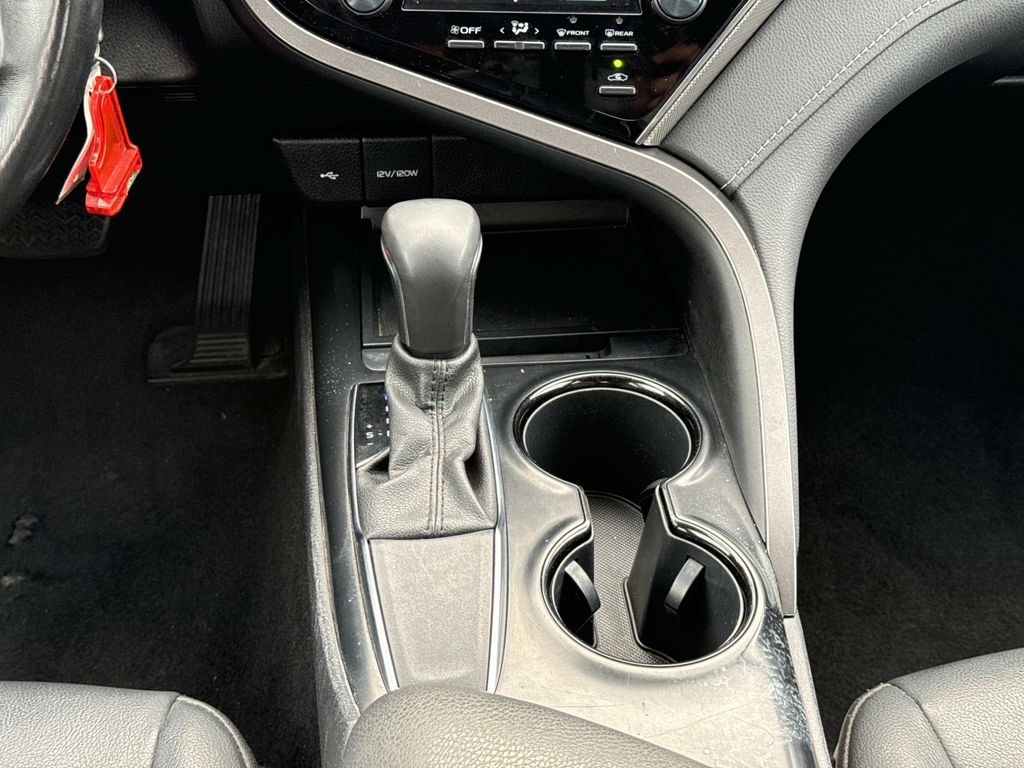 2020 Toyota Camry SE - Photo 16
