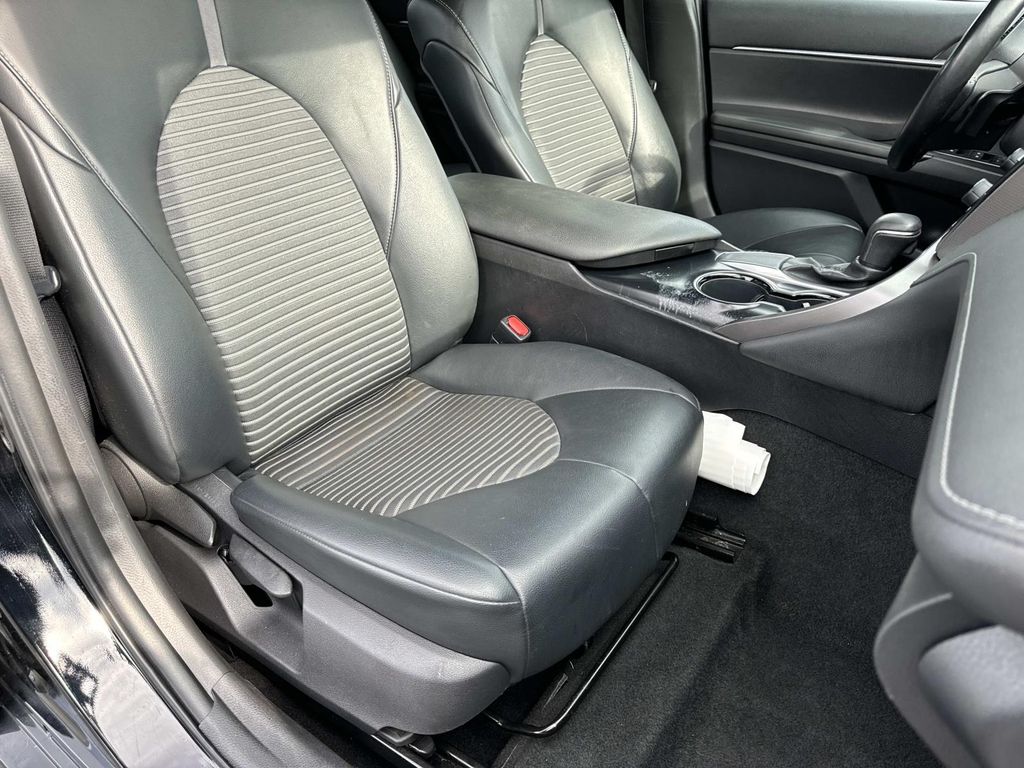 2020 Toyota Camry SE - Photo 24