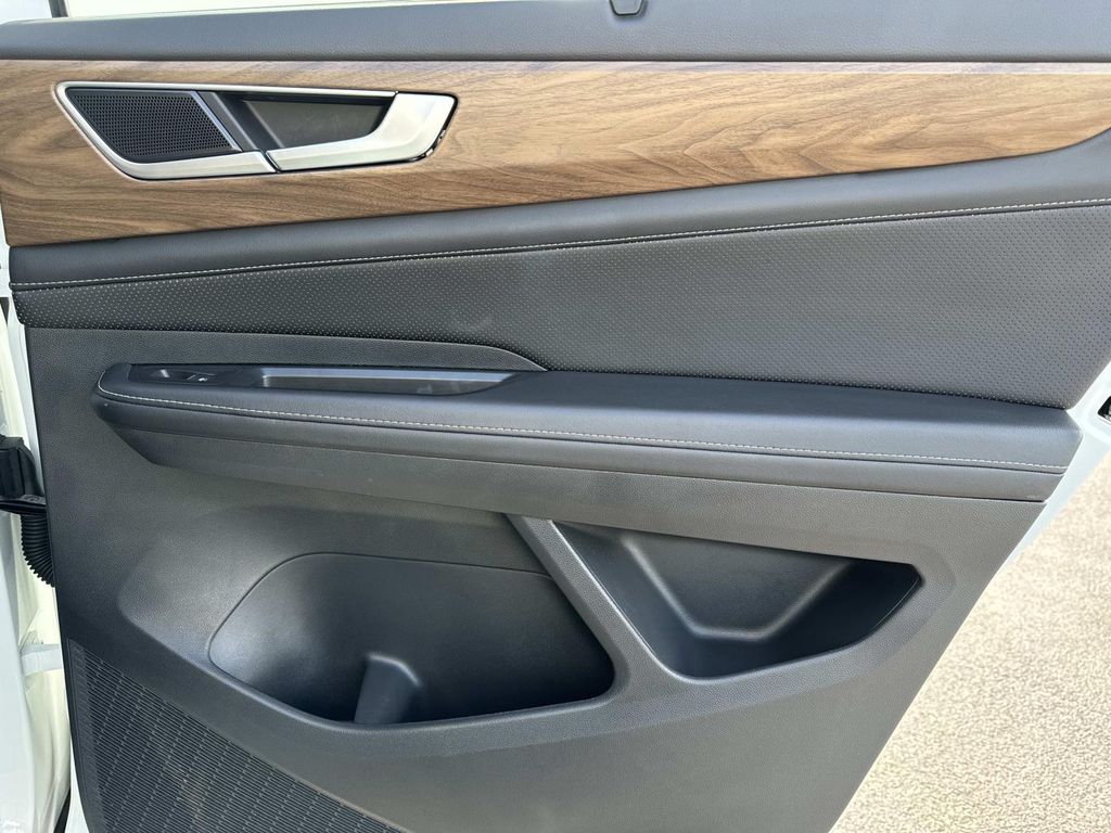 2025 Volkswagen Atlas SE w/Tech - Photo 24