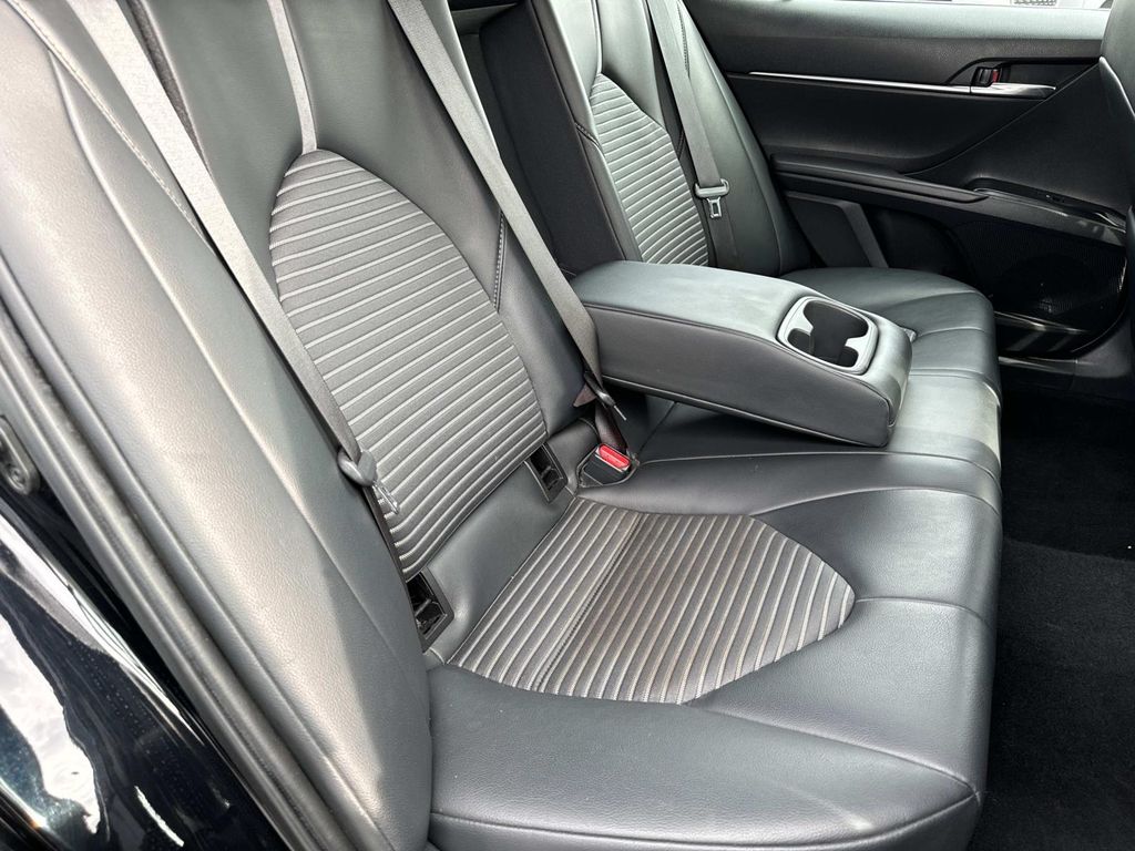 2020 Toyota Camry SE - Photo 21