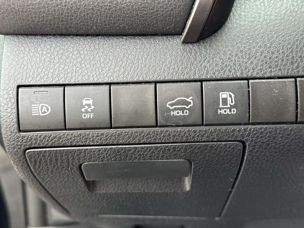 2020 Toyota Camry SE - Photo 27