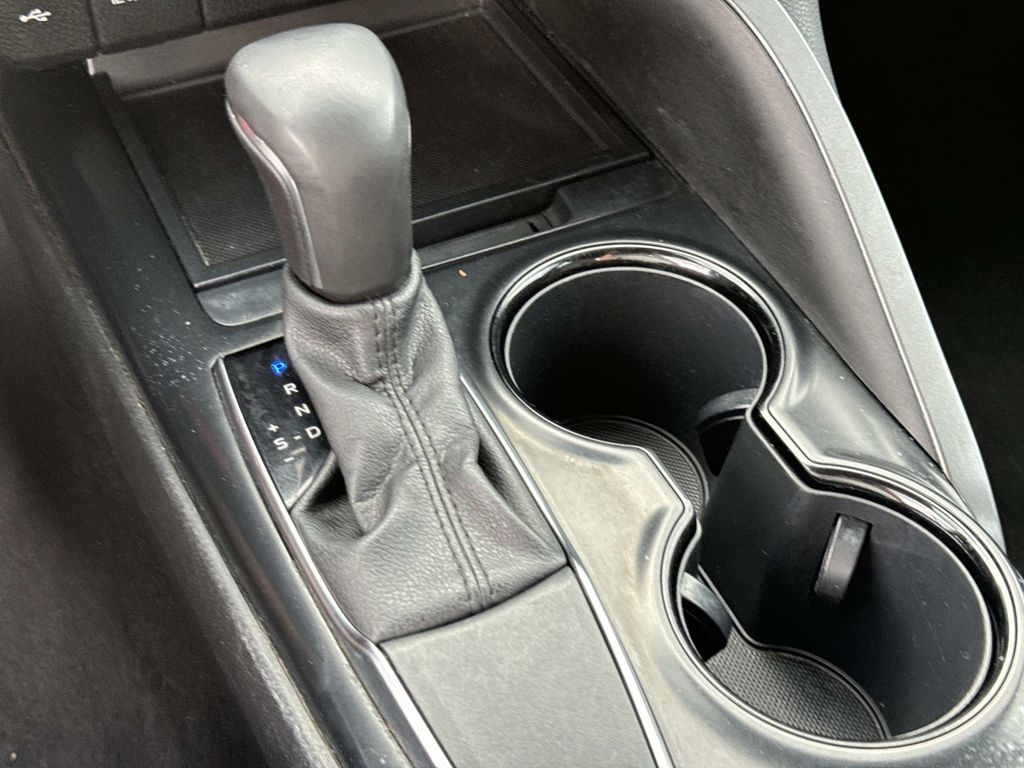 2020 Toyota Camry SE - Photo 34