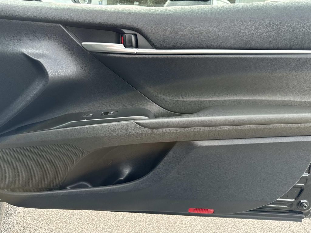 2020 Toyota Camry SE - Photo 22