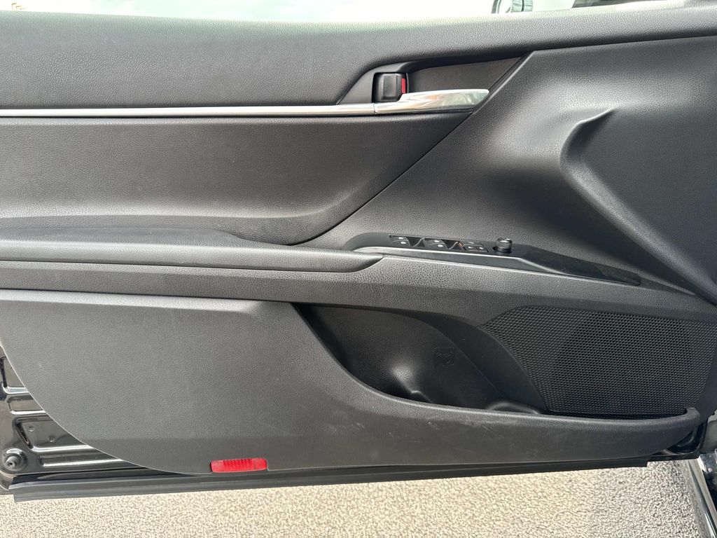 2020 Toyota Camry SE - Photo 25