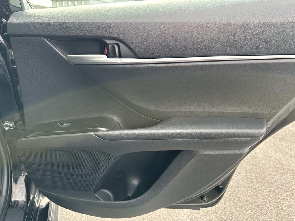 2020 Toyota Camry SE - Photo 20