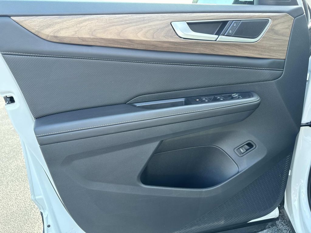 2025 Volkswagen Atlas SE w/Tech - Photo 30