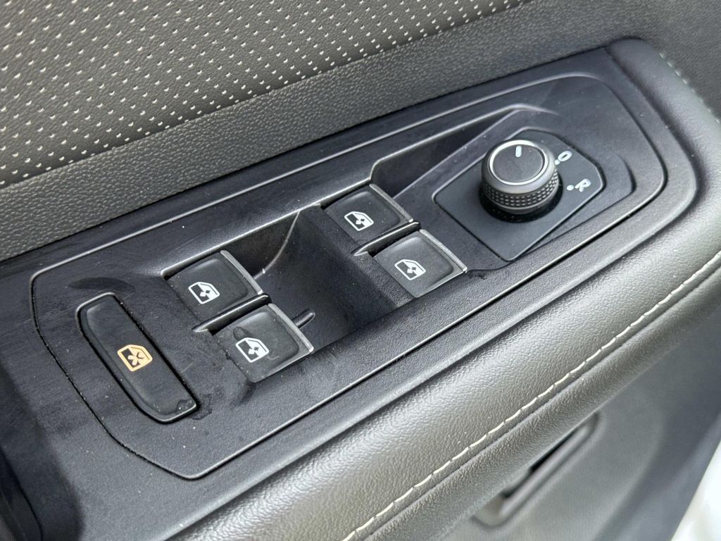 2025 Volkswagen Atlas SE w/Tech - Photo 31