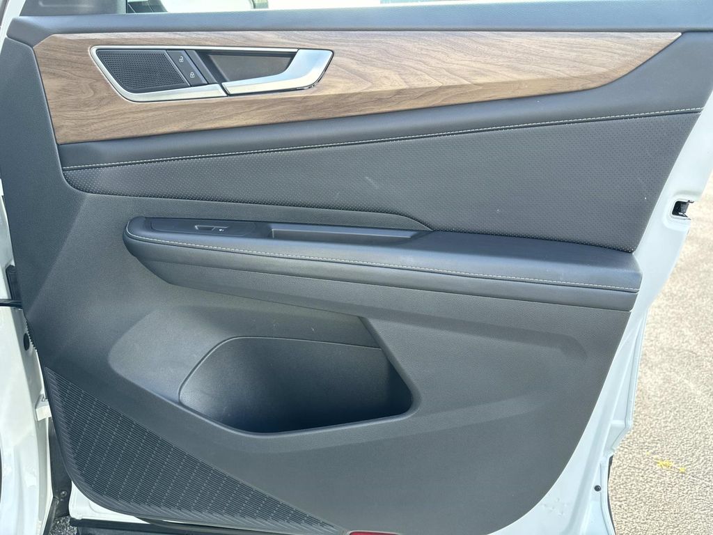 2025 Volkswagen Atlas SE w/Tech - Photo 27