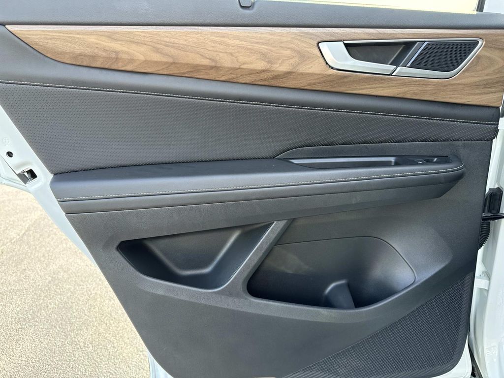 2025 Volkswagen Atlas SE w/Tech - Photo 21