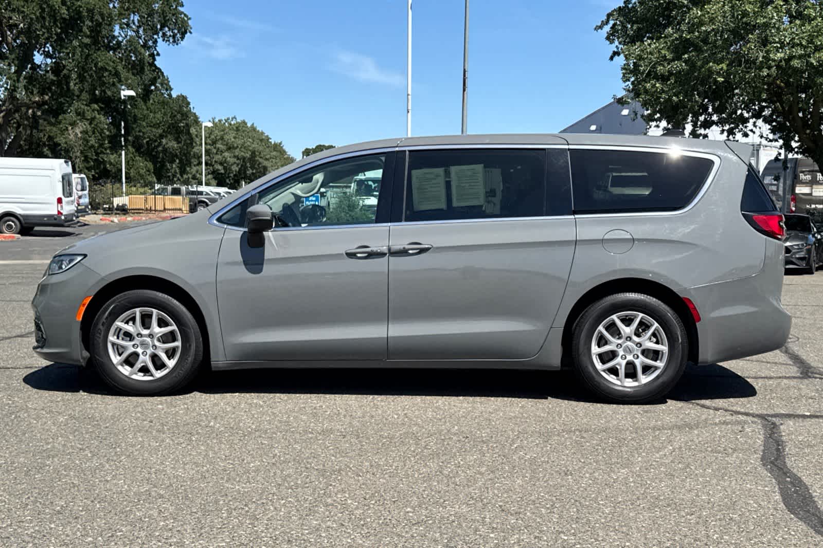 Thumbnail: 2023 Chrysler Pacifica - 5