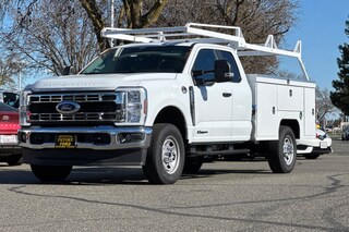Camioneta Ford F-350 con chasis y cabina doble, modelo 2026