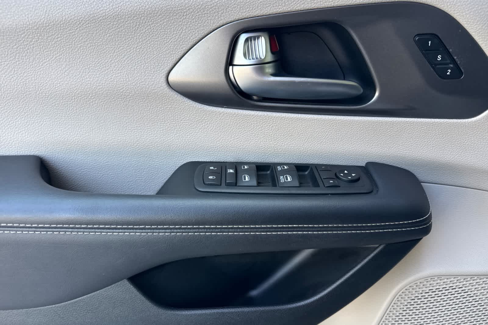 Thumbnail: 2023 Chrysler Pacifica - 12