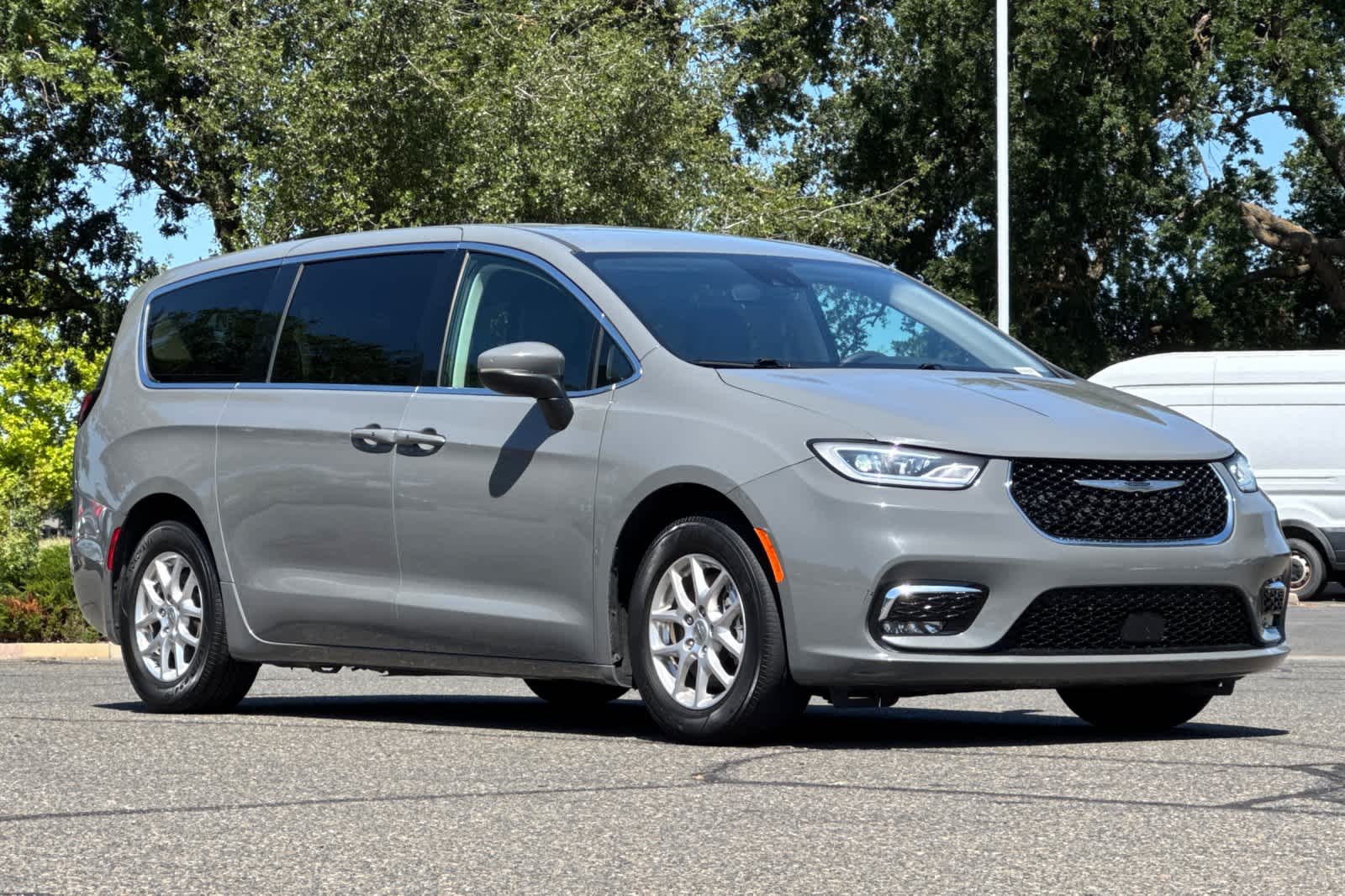 Thumbnail: 2023 Chrysler Pacifica - 9