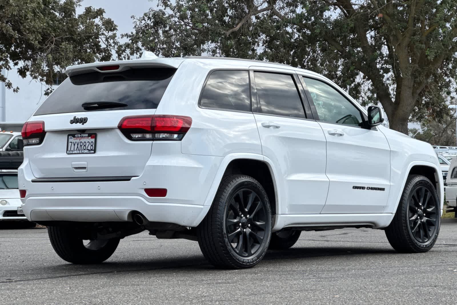 2017 Jeep Grand Cherokee Laredo photo 2