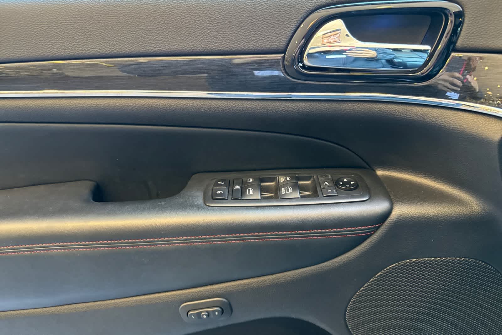 Thumbnail: 2020 Jeep Grand Cherokee - 12