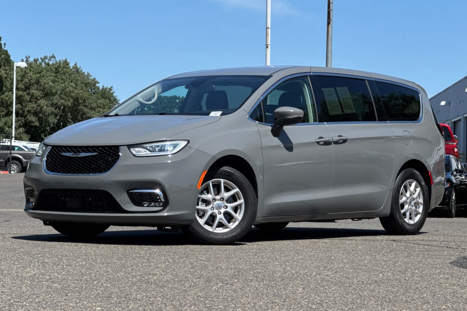 Thumbnail: 2023 Chrysler Pacifica - 1