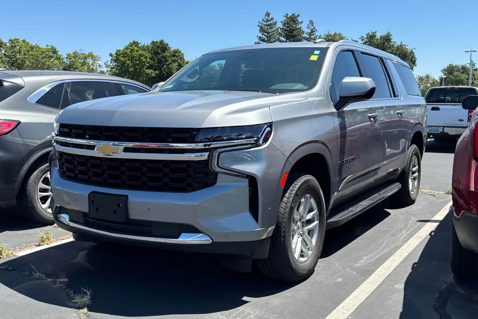 2024 Chevrolet Suburban 4WD 1500 LS's photo