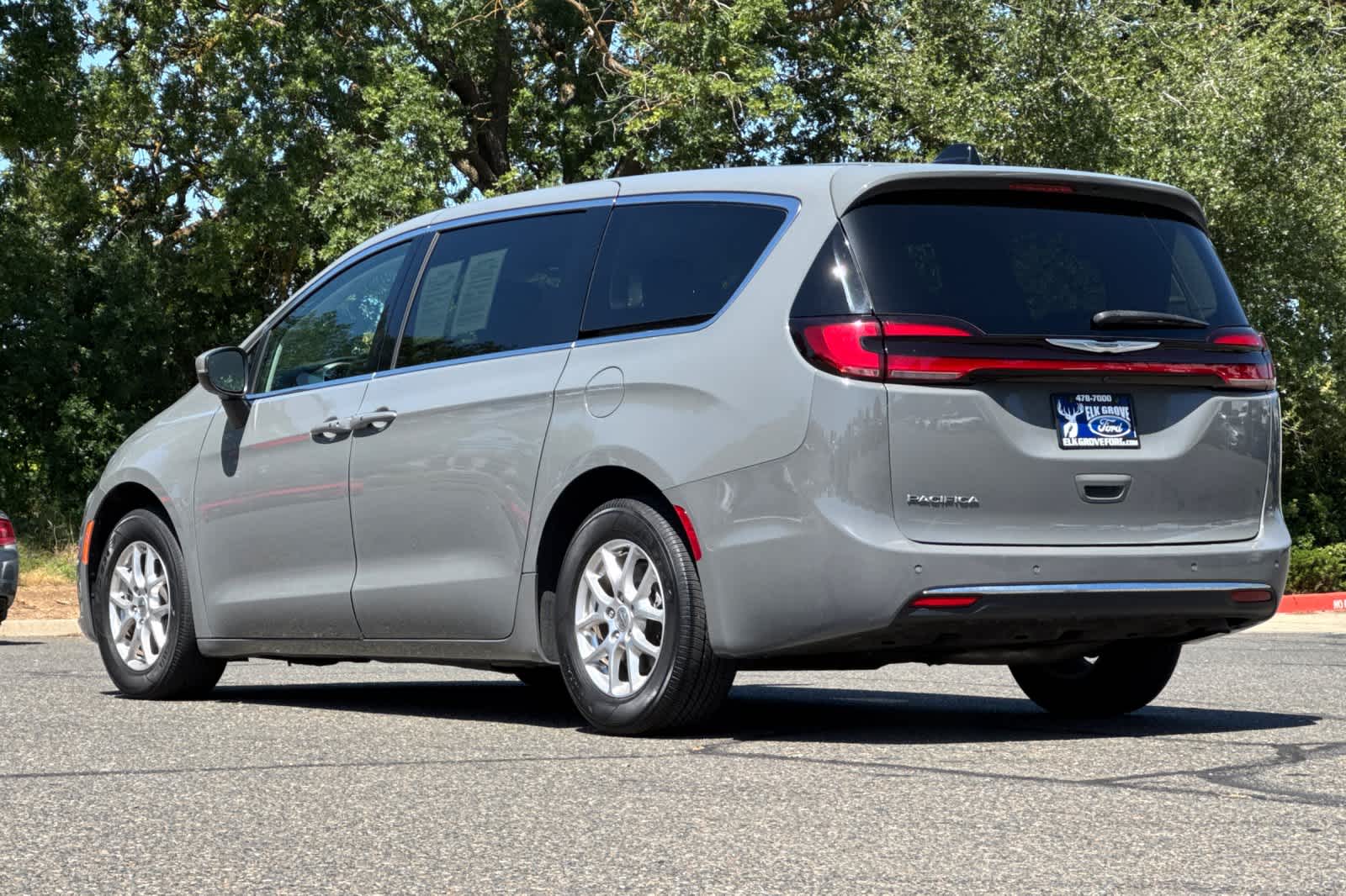 Thumbnail: 2023 Chrysler Pacifica - 6
