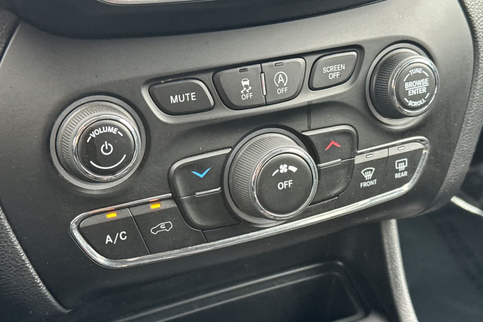 Thumbnail: 2020 Jeep Cherokee - 20