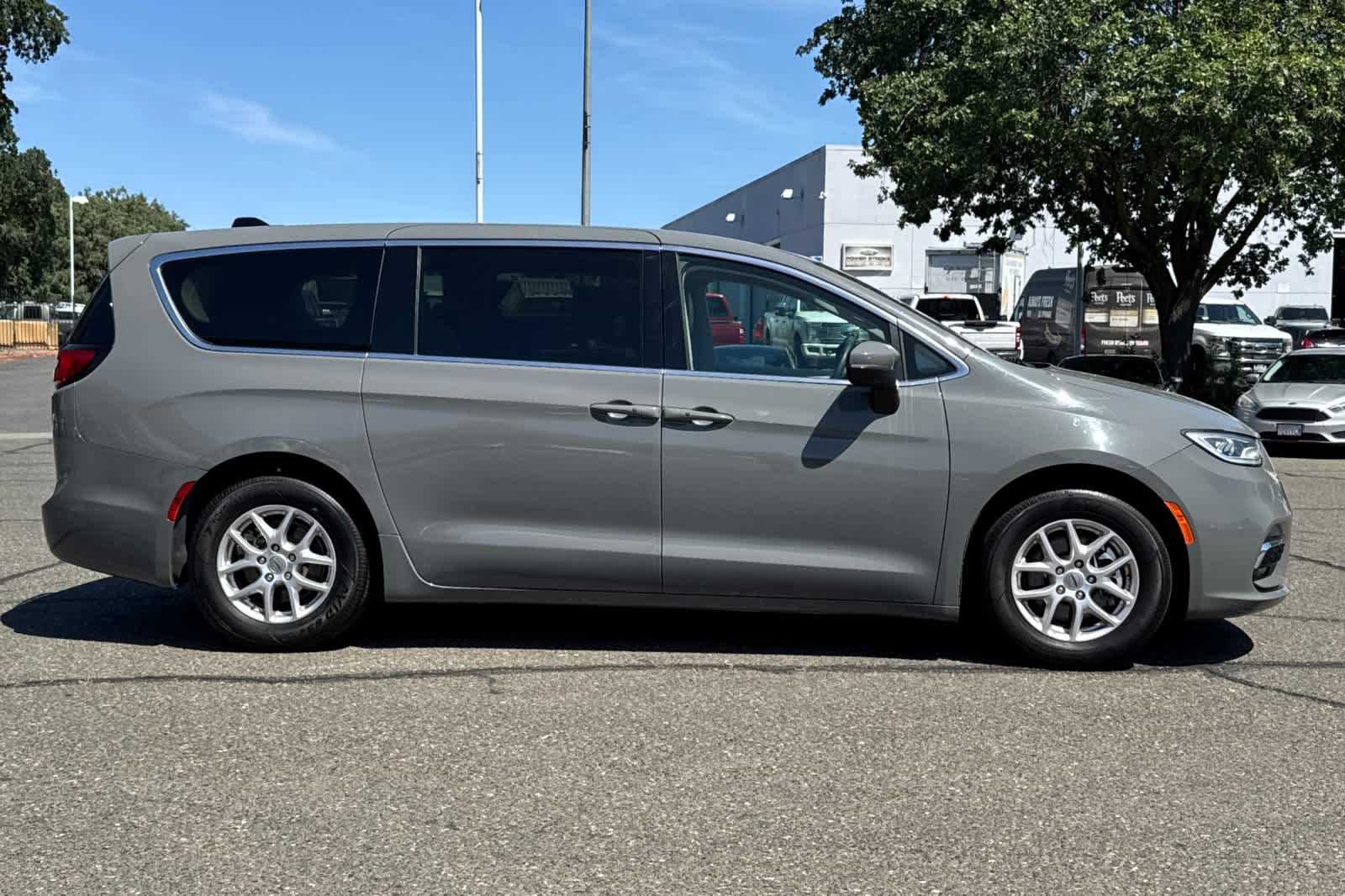 Thumbnail: 2023 Chrysler Pacifica - 8