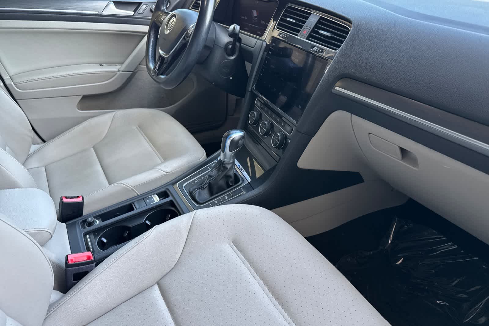 Thumbnail: 2019 Volkswagen e-Golf - 16