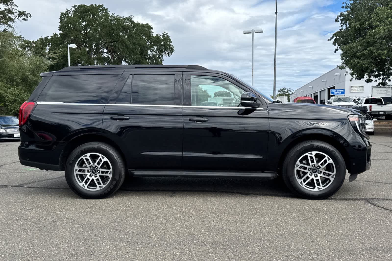 2025 Ford Expedition Active photo 3