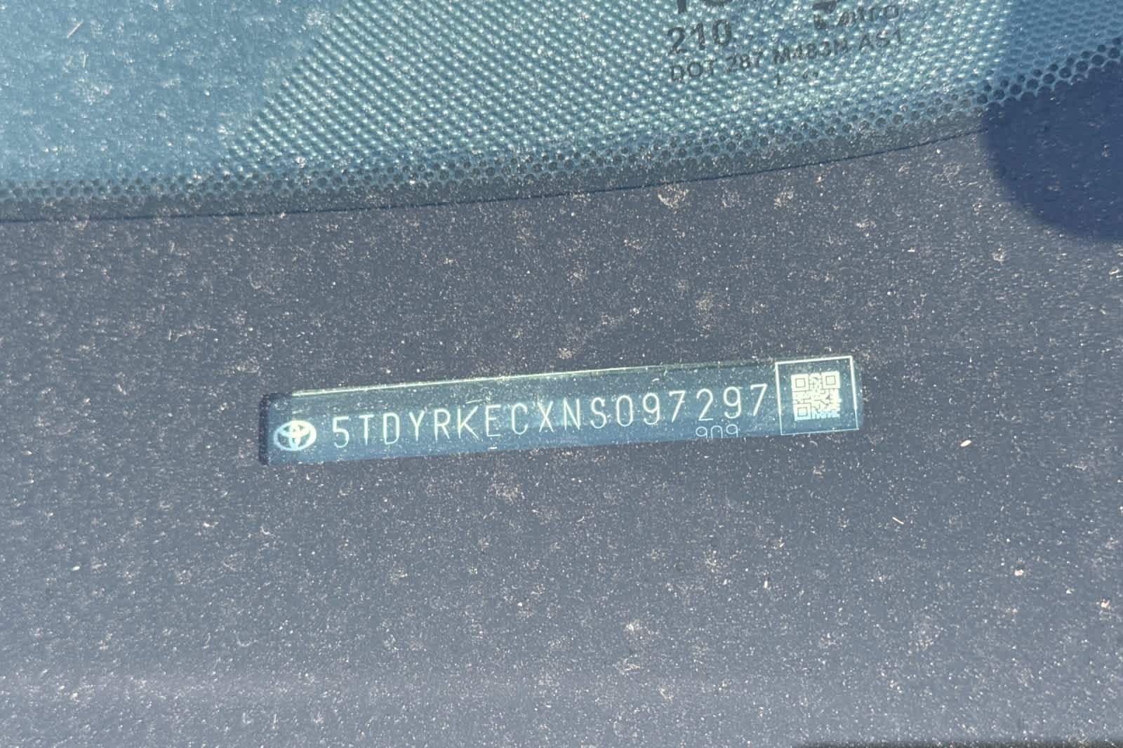 2022 Toyota Sienna XLE 2