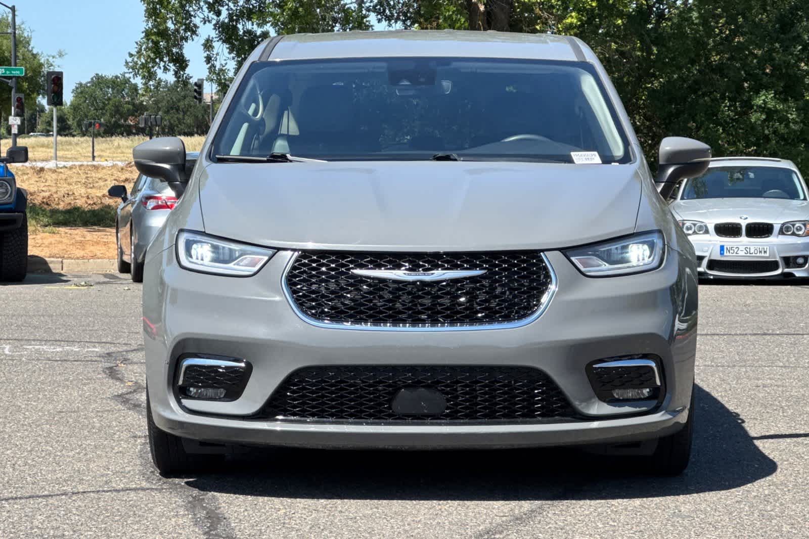 Thumbnail: 2023 Chrysler Pacifica - 10