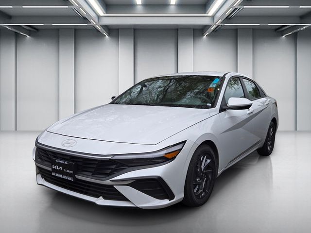 2024 Hyundai Elantra SEL photo 2