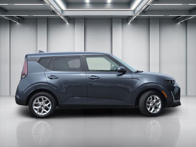 2023 Kia Soul LX photo 3