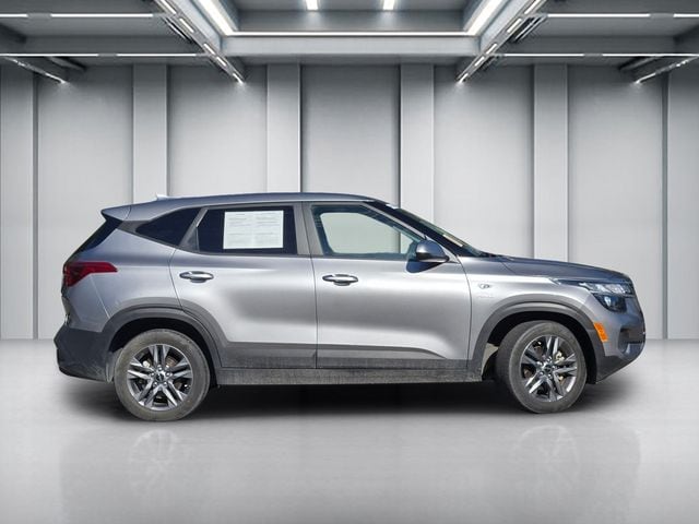 2023 Kia Seltos LX photo 3