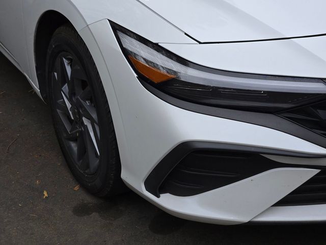2024 Hyundai Elantra SEL photo 3