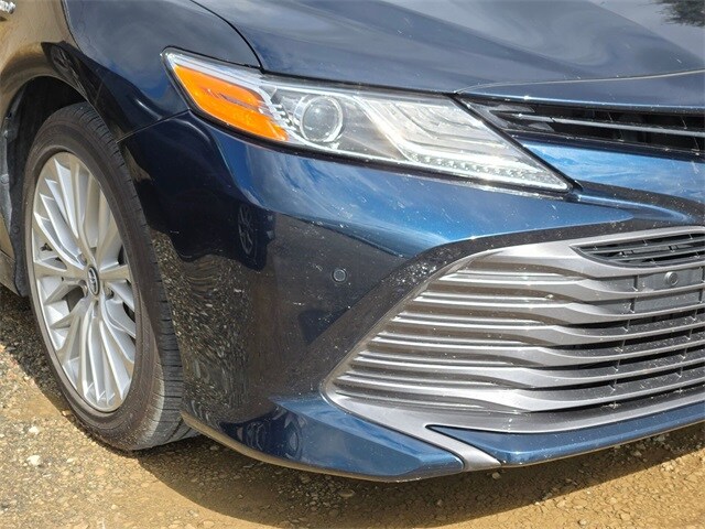 2018 Toyota Camry SE XLE Hybrid photo 2