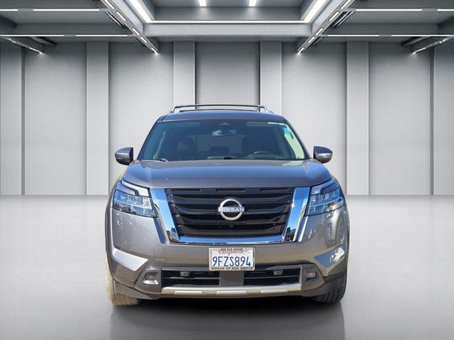 2023 Nissan Pathfinder Platinum photo 2