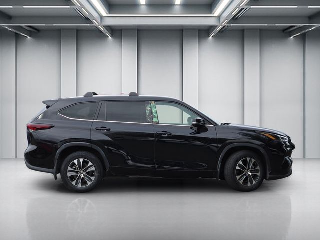 2024 Toyota Highlander XLE photo 3