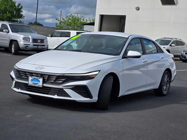 2024 Hyundai Elantra SEL photo 3