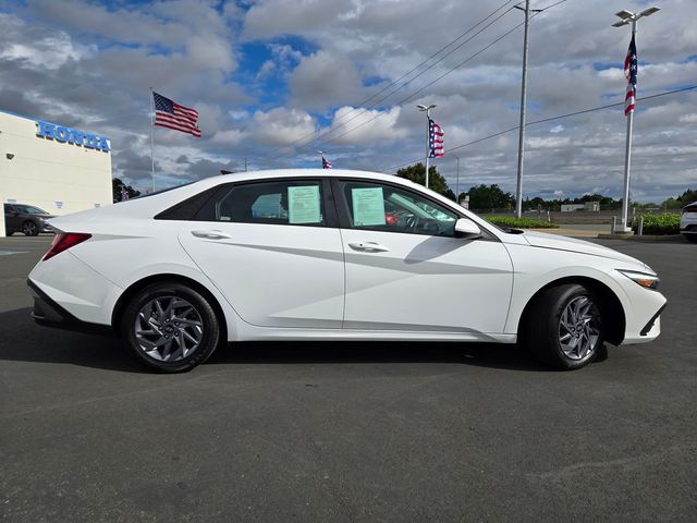 2024 Hyundai Elantra SEL photo 2