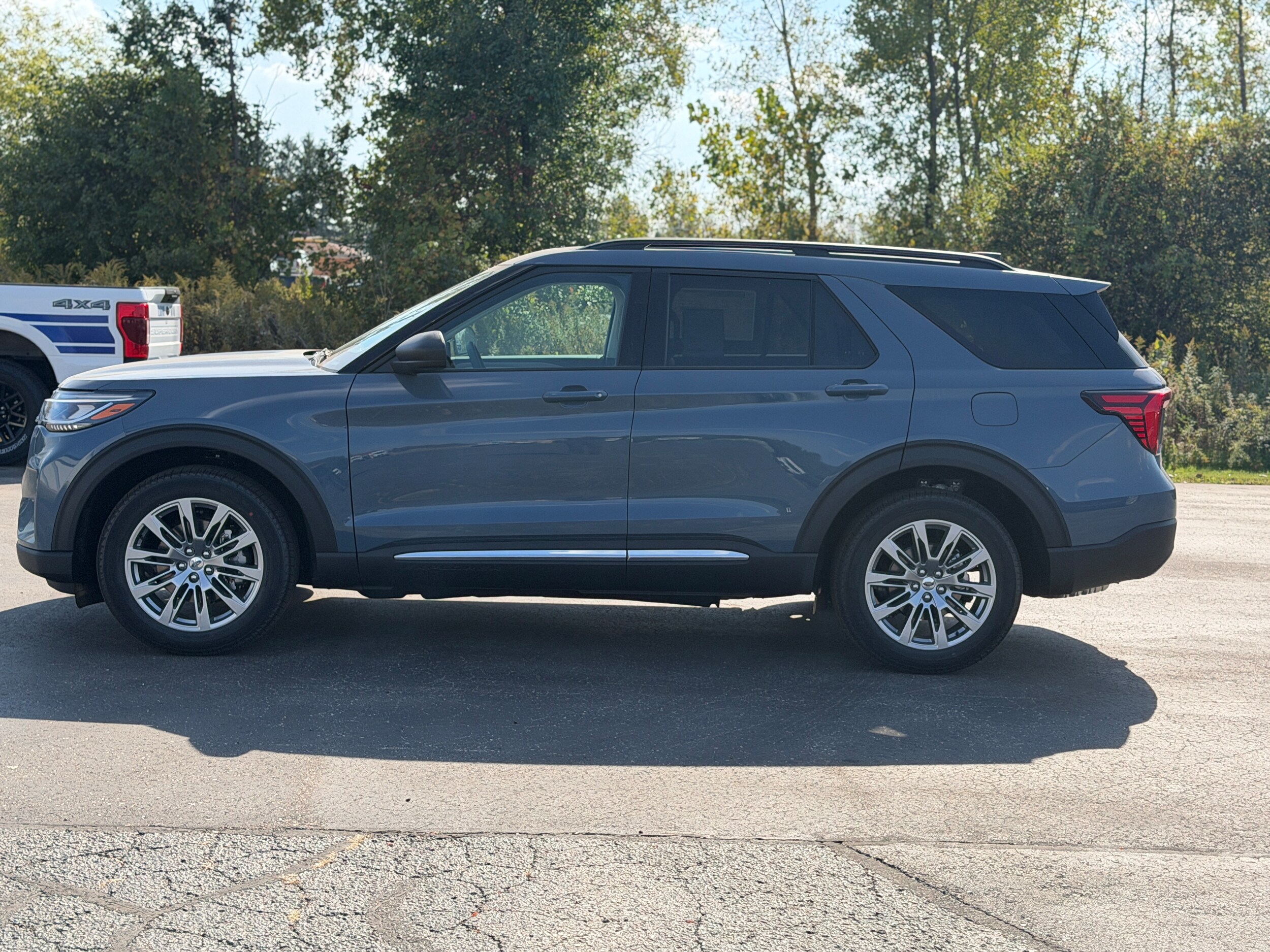 2025 Ford Explorer photo 2
