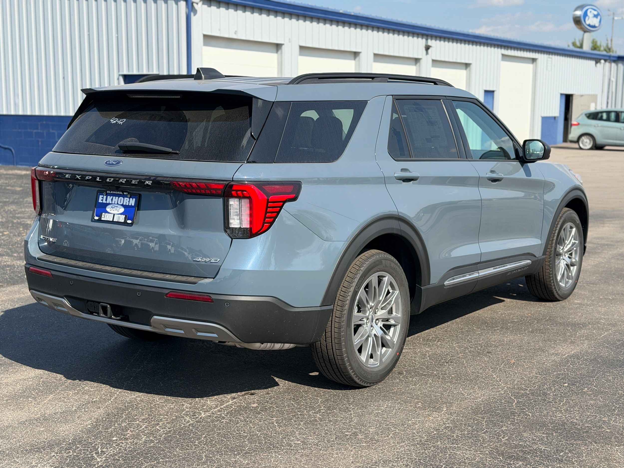 2025 Ford Explorer photo 4