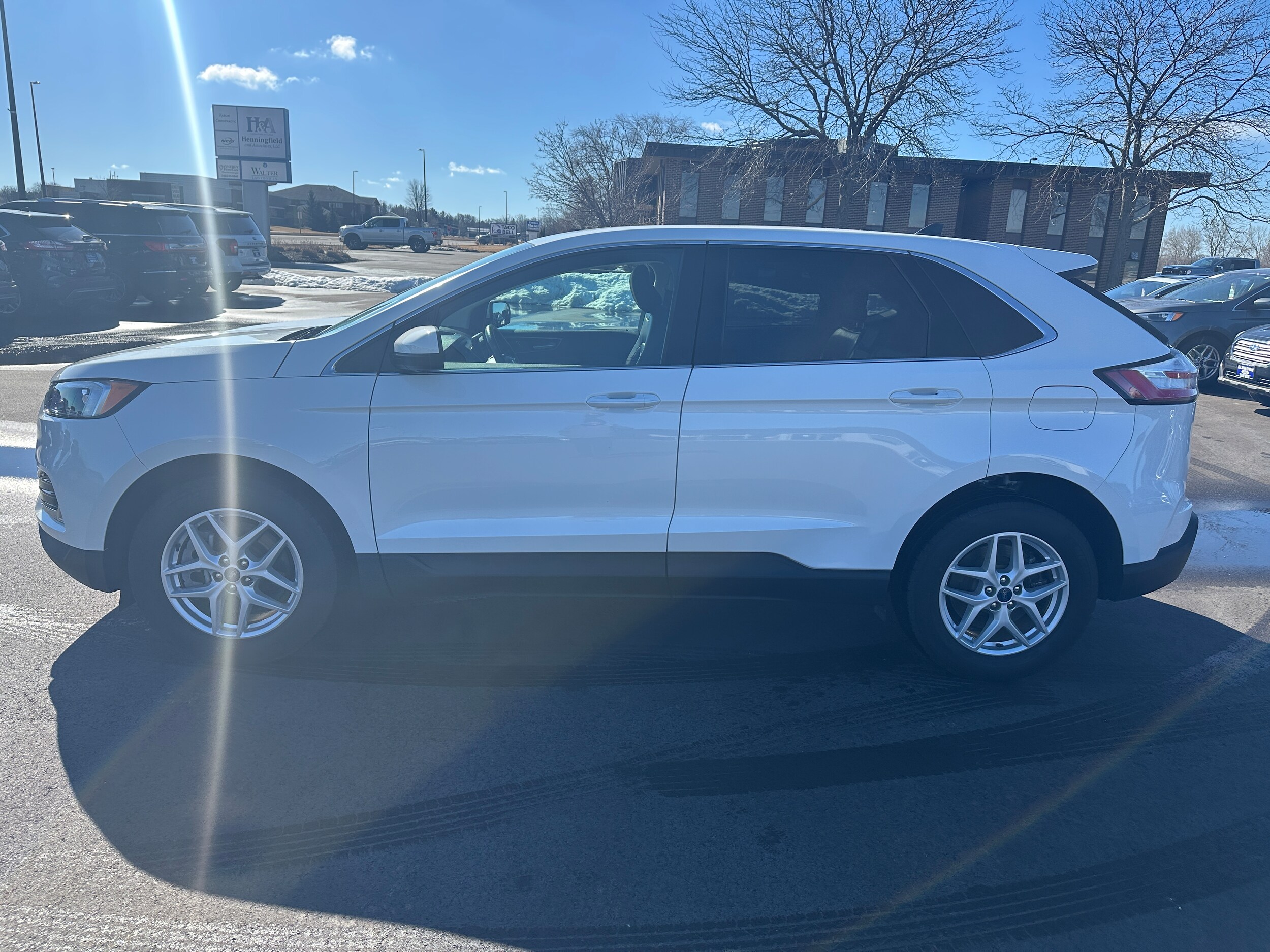 2022 Ford Edge SEL photo 2