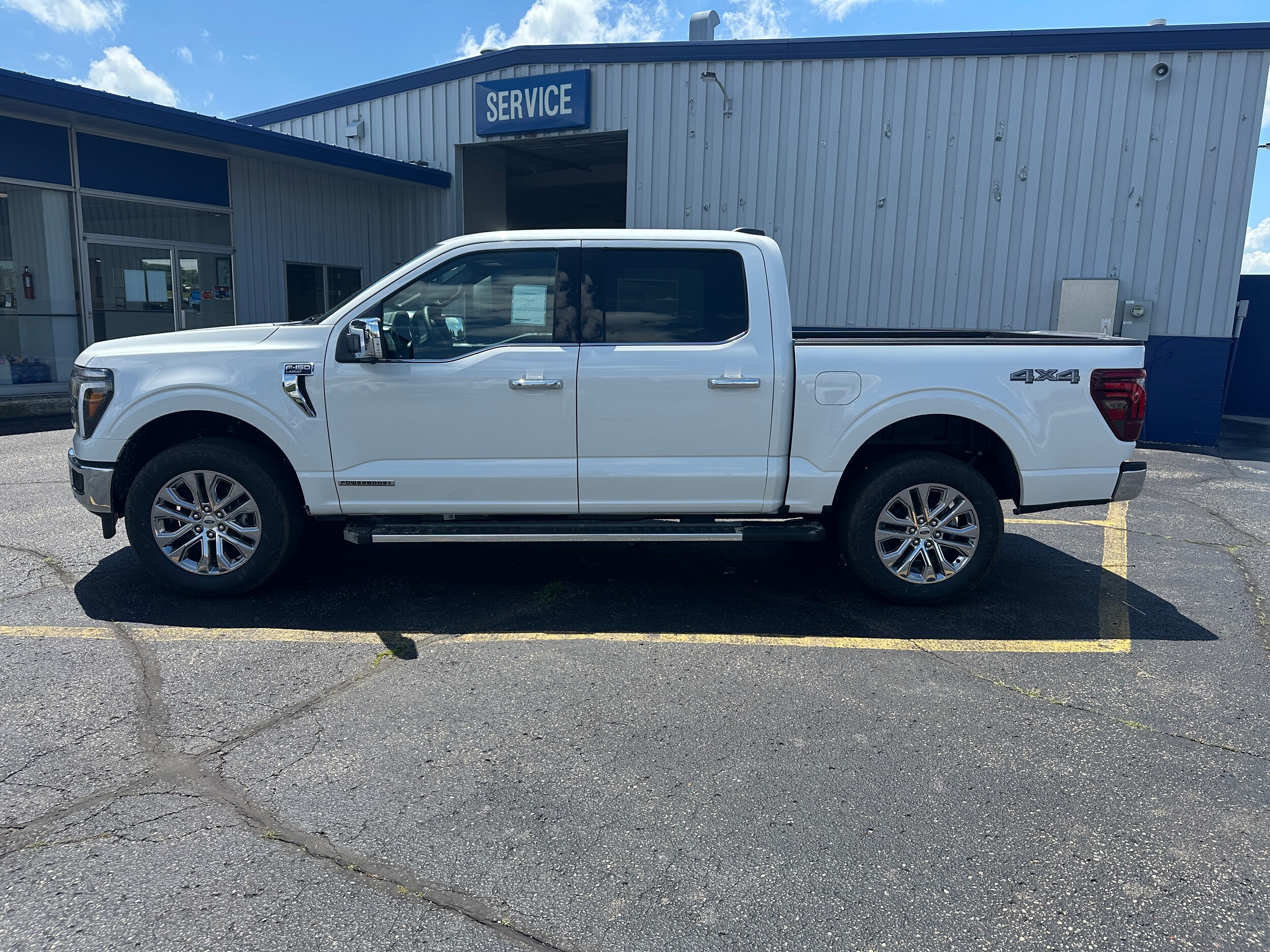 2025 Ford F-150 Lariat photo 2