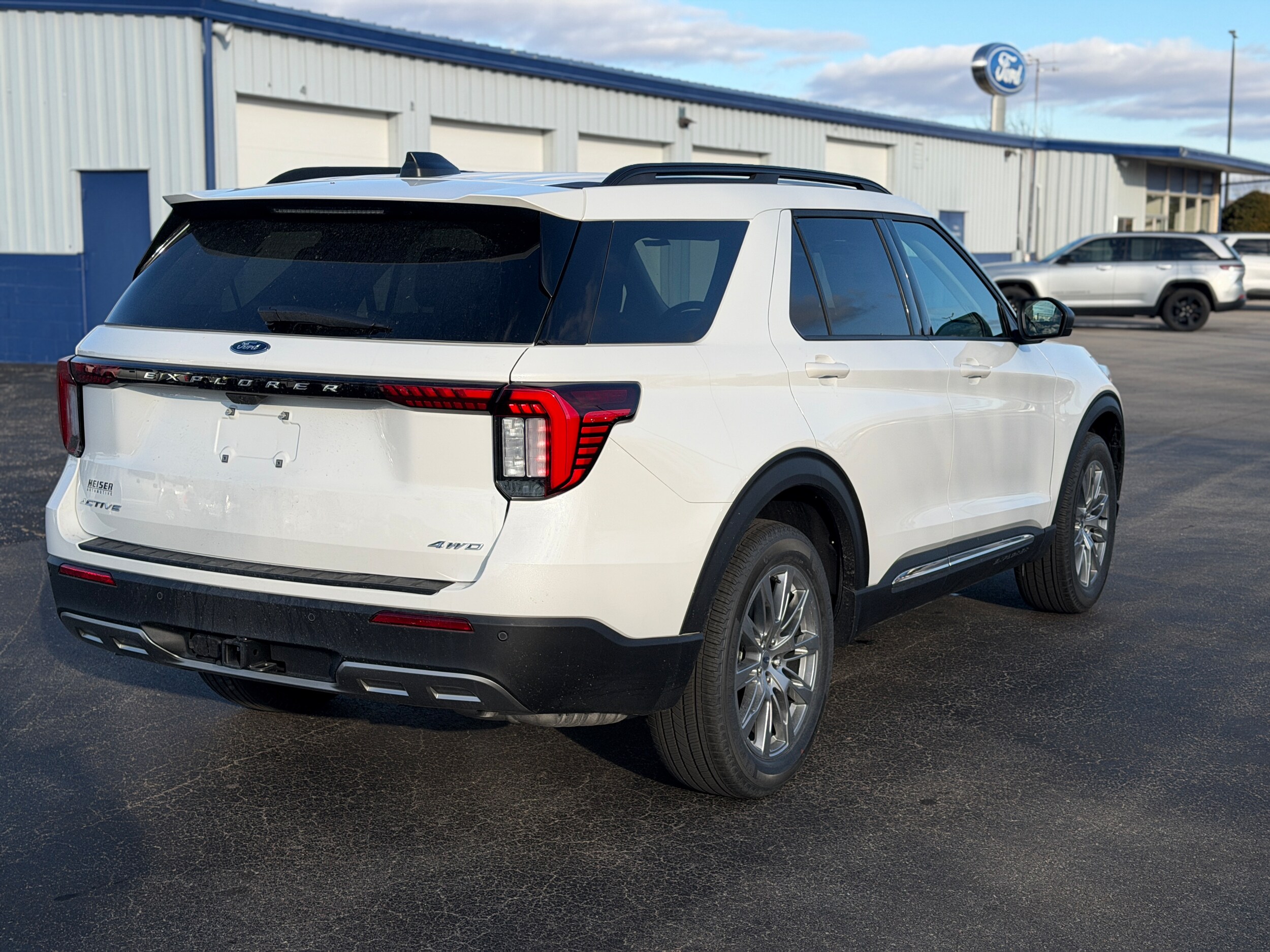 2025 Ford Explorer photo 3