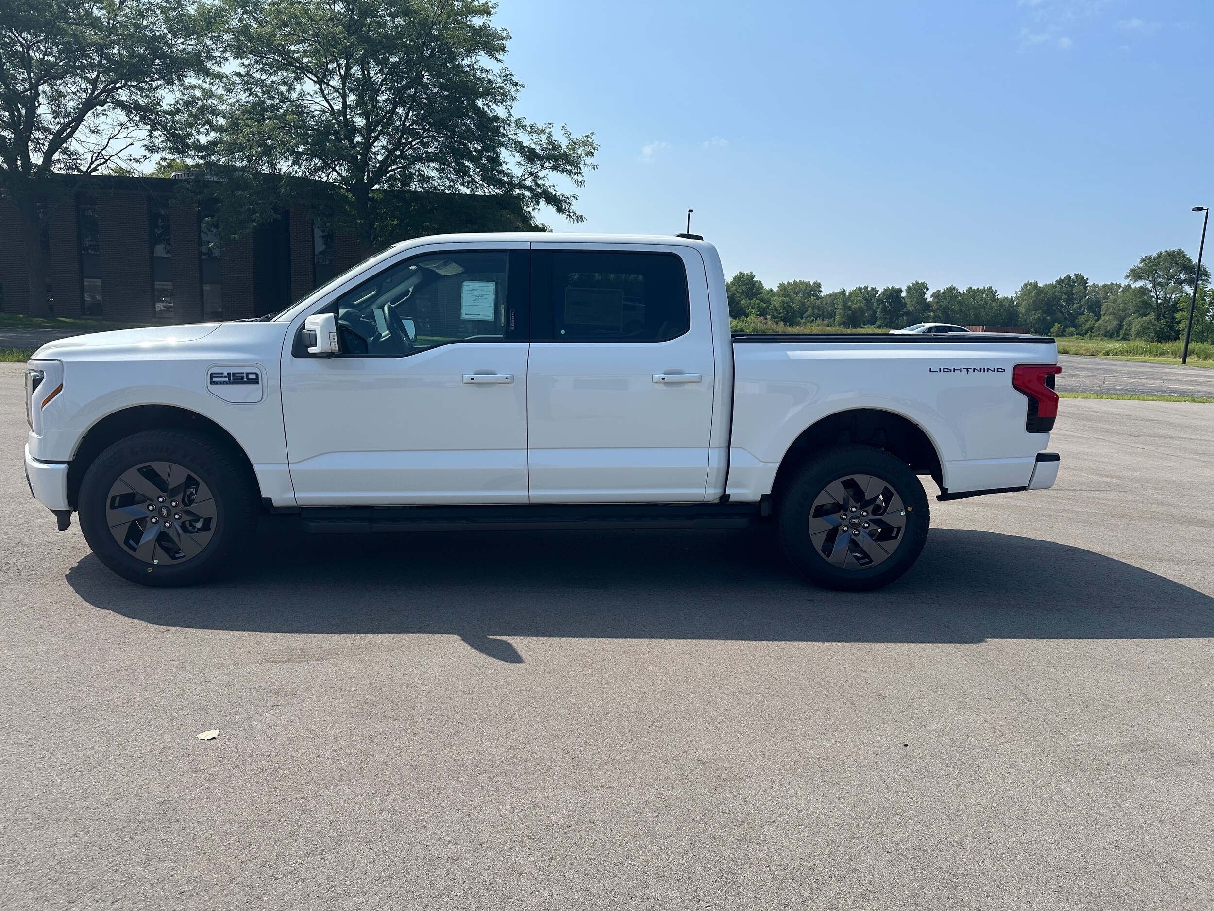 2025 Ford F-150 Lariat photo 2