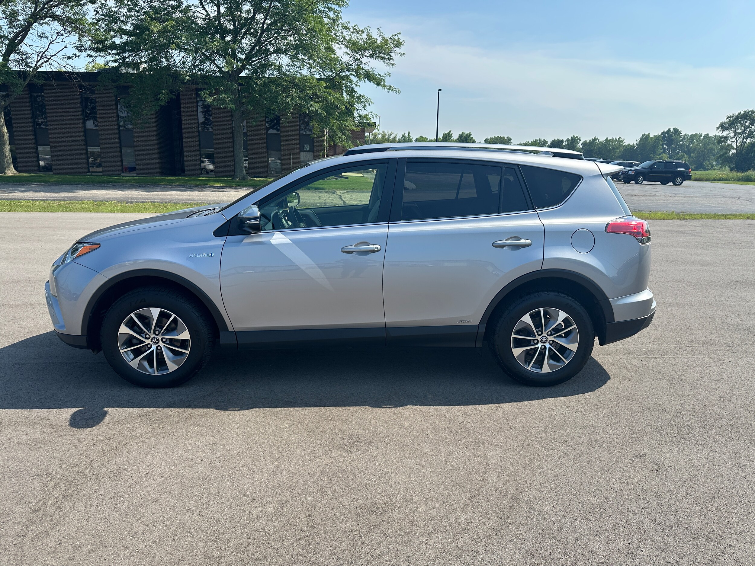 2018 Toyota RAV4 Hybrid XLE photo 2